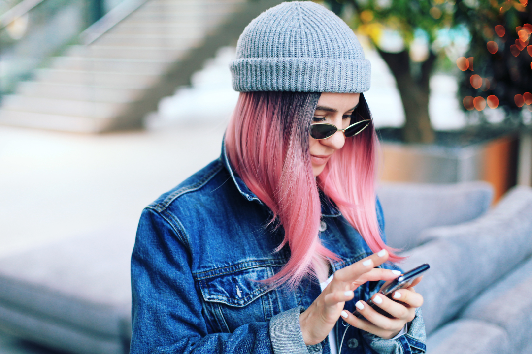 ライブ配信を見ている女性